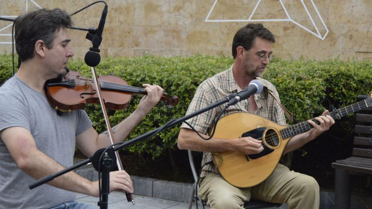 Rubén Bada, a la izquierda, y Elías García, en un concierto en la plaza Arturo Arias de Gijón, en 2018. | C. F.