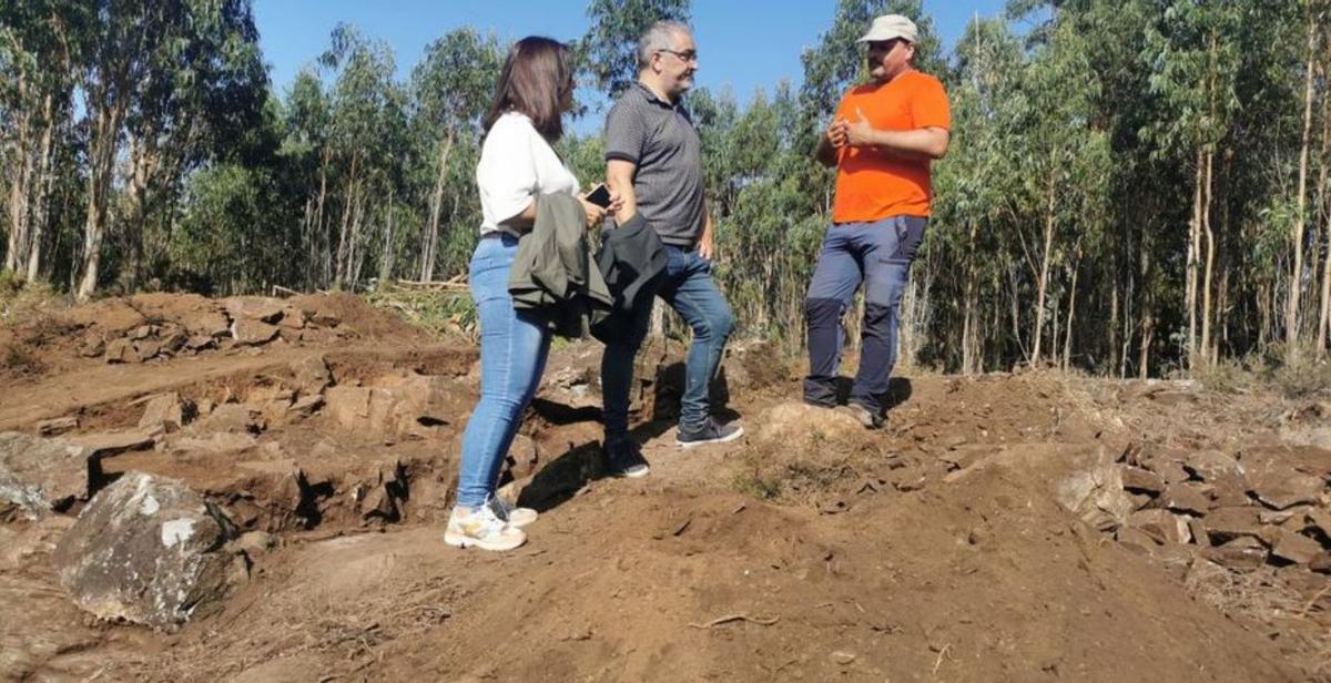 Natividade González, izq., y Xosé Penas con Costa en Touro / Diputación