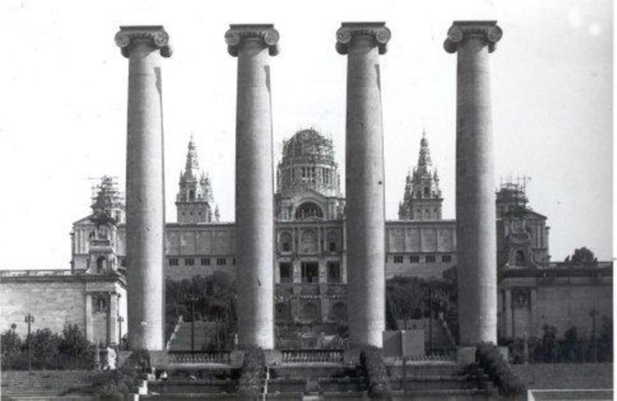 El monument de Puig i Cadafalch, en una imatge del 1928. El monument de Puig i Cadafalch, en una imatge del 1928.