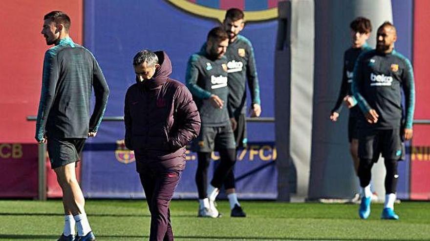 Valverde, con jugadores de fondo, en un entrenamiento.