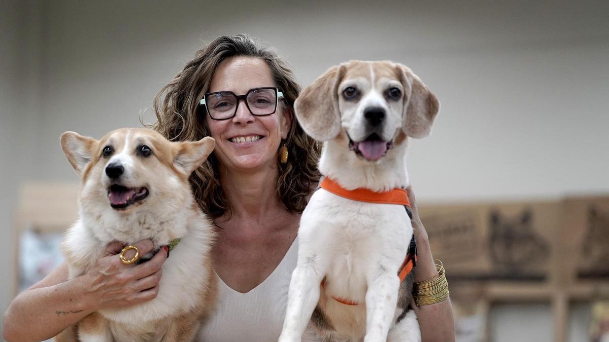 Noelia Navarro amb els seus gossos Pili i Acho