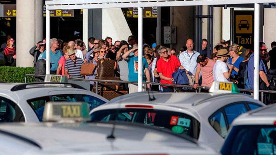 El aeropuerto de Palma quedará bajo vigilancia &quot;permanente&quot; contra los taxis pirata