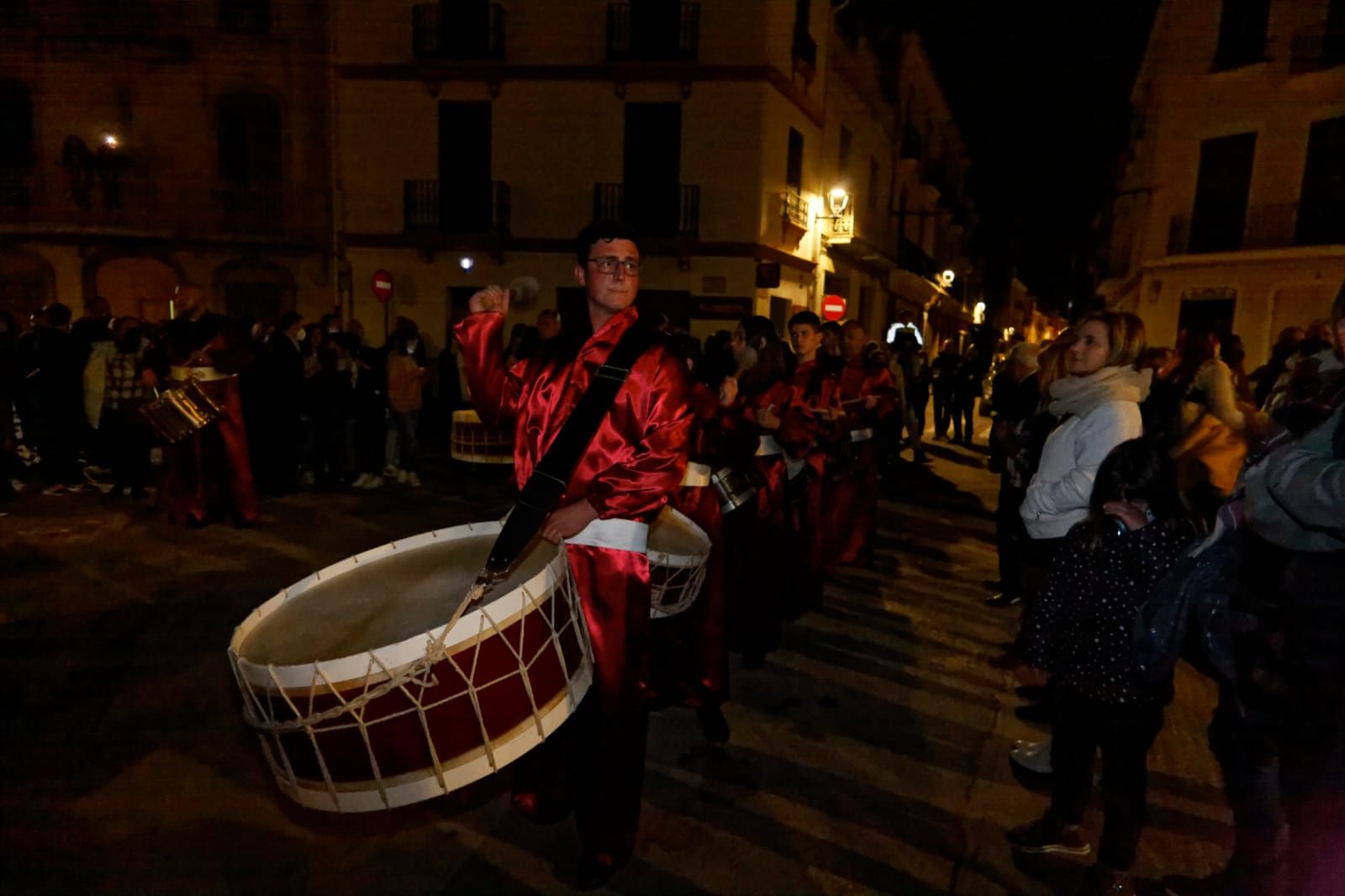 Els Tambors de Passió hacen vibrar Almassora en una noche mágica