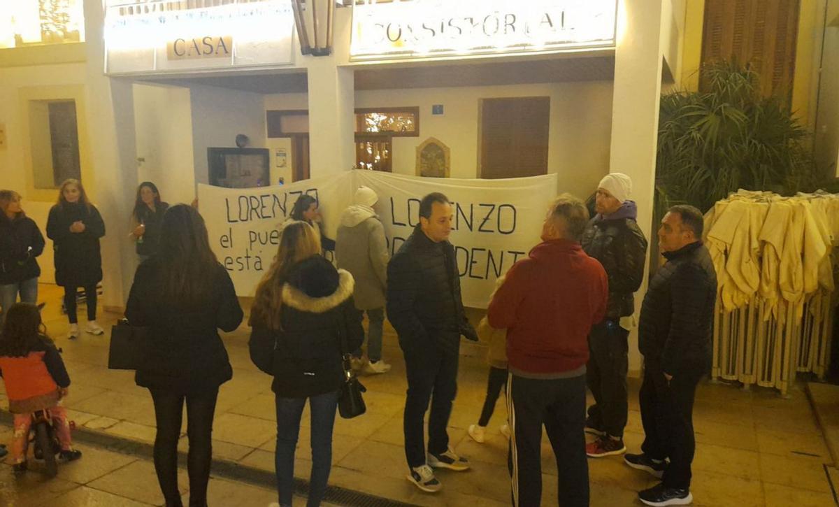 Llorenç Córdoba conversa con los vecinos que le fueron a dar apoyo. | C.C.