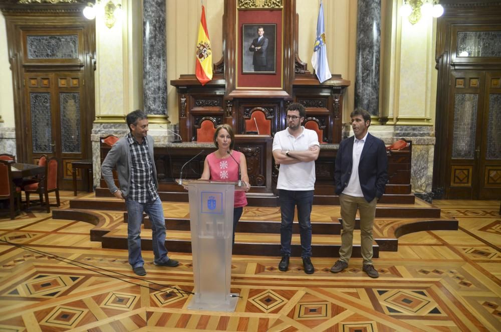 El concejal de Culturas José Manuel Sande y el alcalde Xulio Ferreiro reciben en el Ayuntamiento a los deportistas.