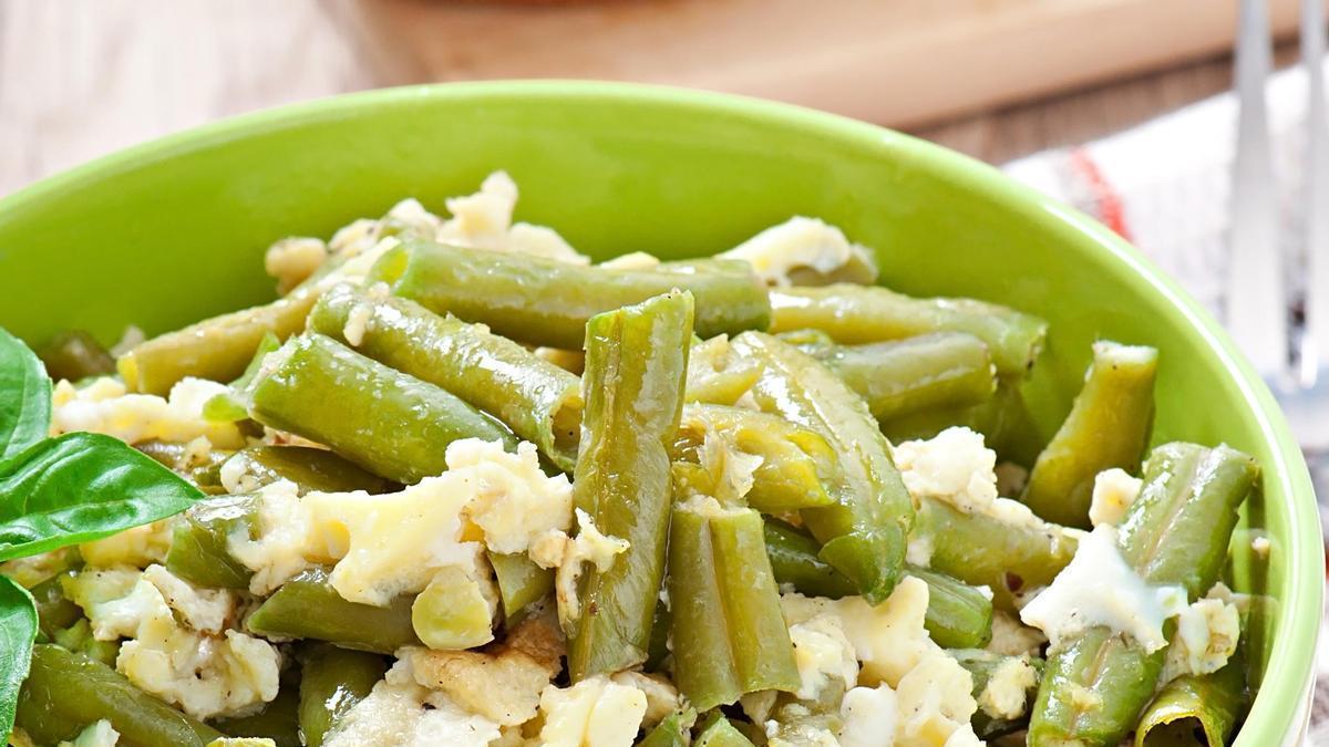 Amanida de fils de mongetes verdes amb crostons