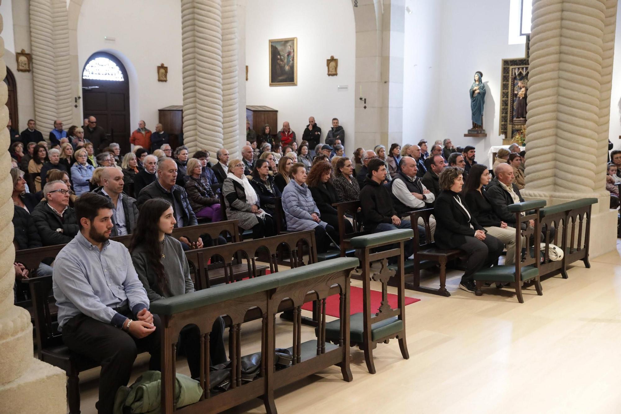 El funeral por Santiago Rivero en Somió, en imágenes