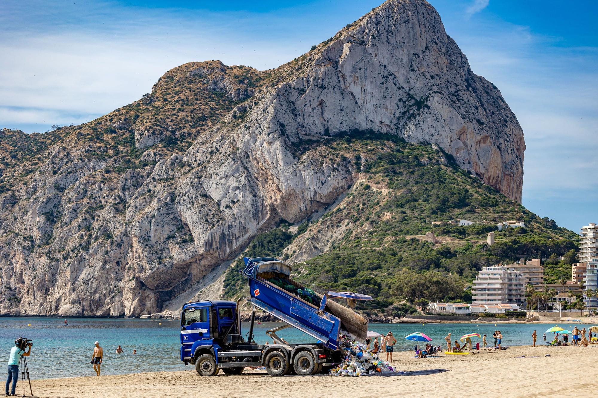 La firma alicantina Gravity Wave realiza una acción en la playa de la Fossa de Calp para alertar de la contaminación del mar