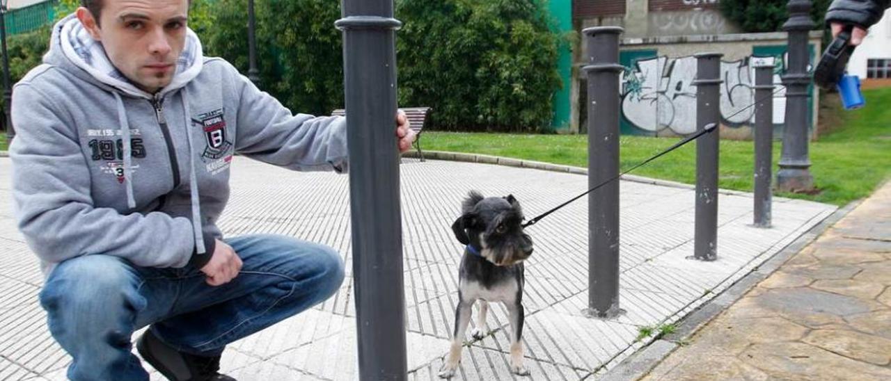 Aarón Ornia, junto al bolardo que aplastó a su perro &quot;Zeus&quot;, en la plaza Emilio Casares.