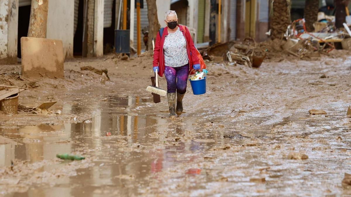 Una mujer en una calle inundada de Paiporta.