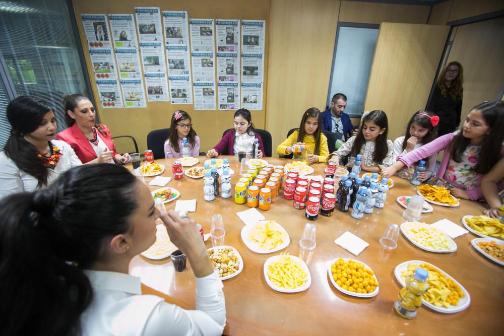 La Bellea del Foc y la Infantil, acompañadas de sus damas, visitaron la redacción del periódico y respondieron a las preguntas de los lectores en un encuentro digital