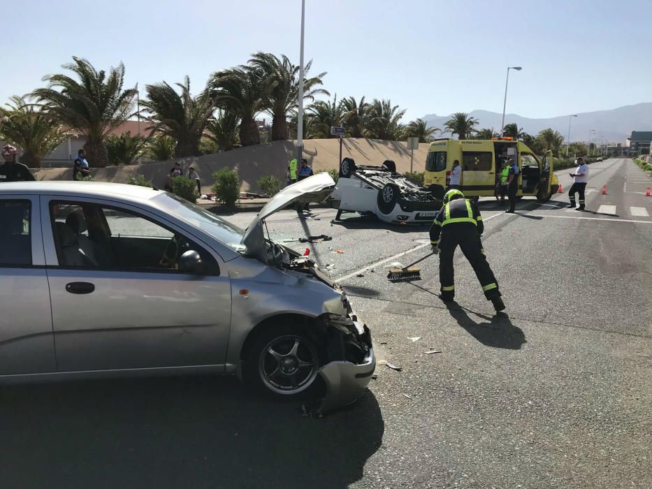 Un coche vuelca tras dar vueltas de campana en Arinaga