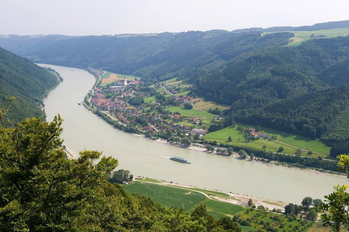Recorrer el Danubio en barco es una opción ideal para seniors.