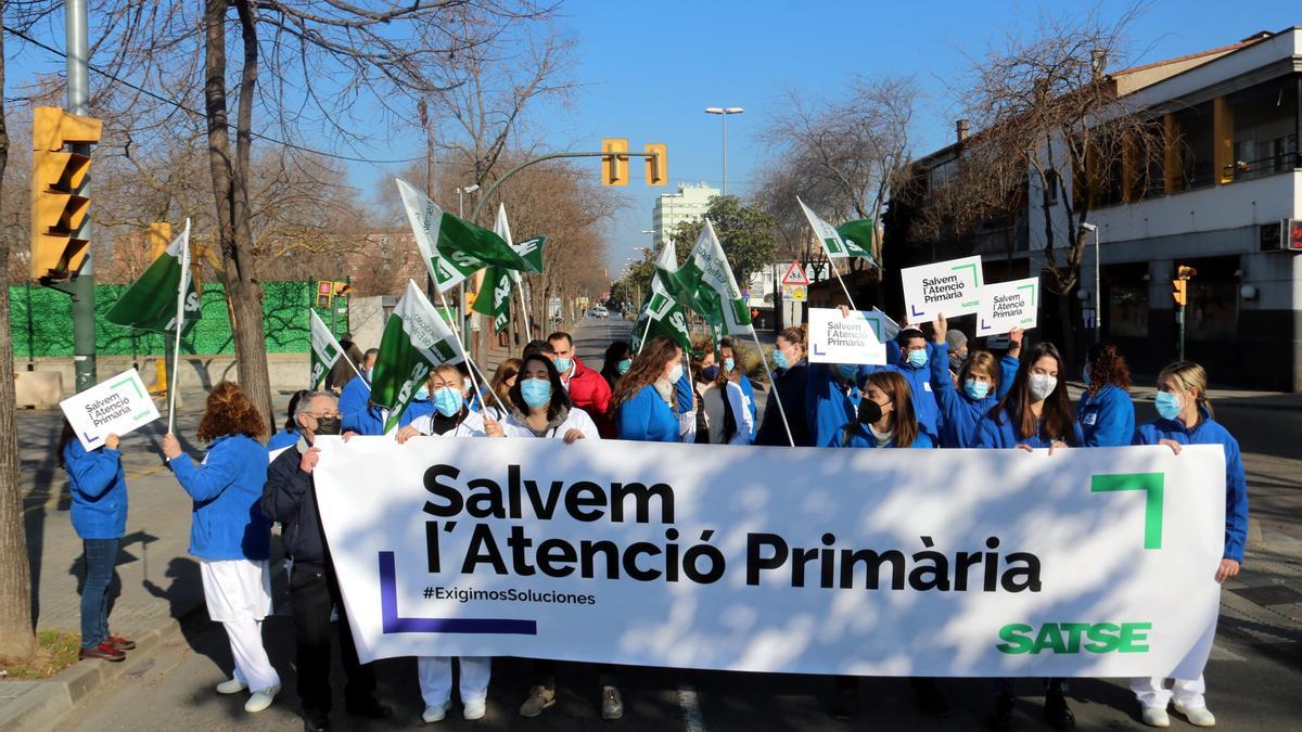 Manifestació convocada per SATSE davant el CAP Alfons Moré de Salt