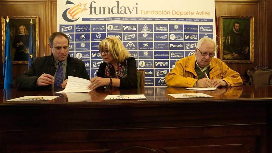 García, la concejala Ana Hevia y Luis Álvarez, en la firma.