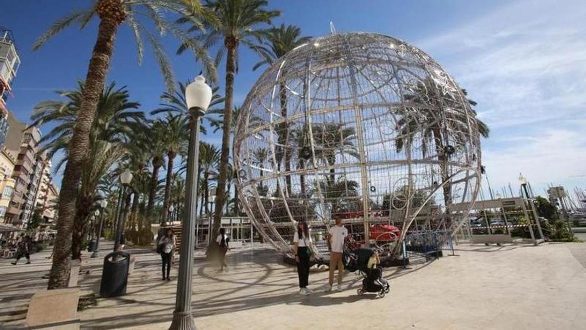 El adorno gigante, recién instalado.