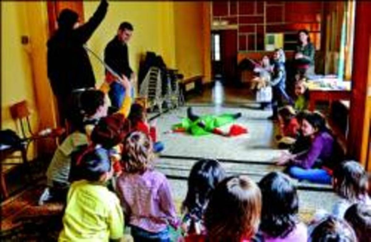 Per als més petits Representació de la llegenda de Sant Jordi a Brussel.les, diumenge passat.