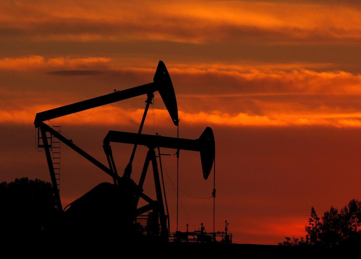 Unidades de bombeo trabajan continuamente en un campo de petróleo cerca a Los Ángeles, California (EEUU).