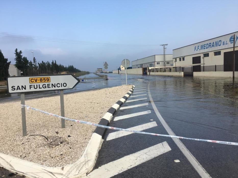 El agua rebosa en la N-332 a la altura de Guardamar