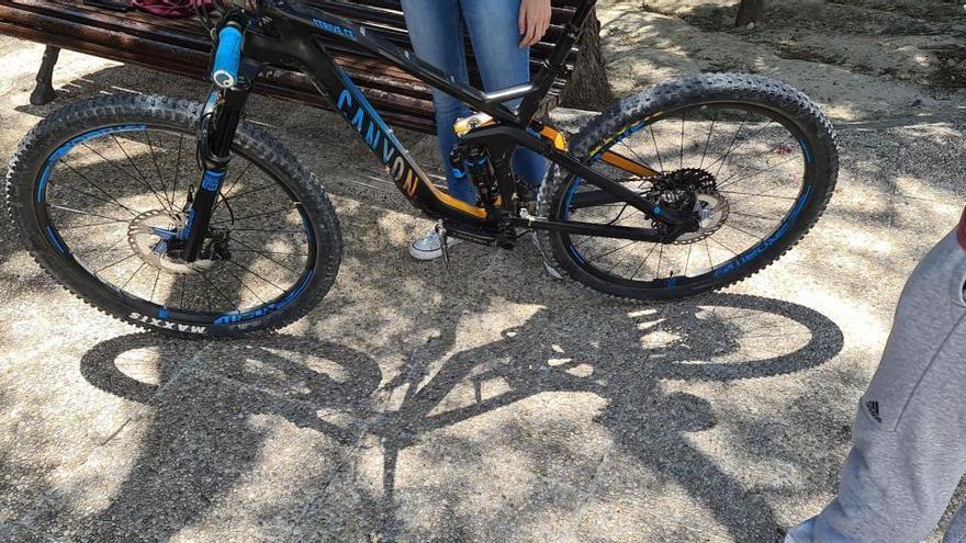 Recuperan en Teulada una bici de montaña de 3.700 euros robada mientras su dueño se refrescaba en un bar