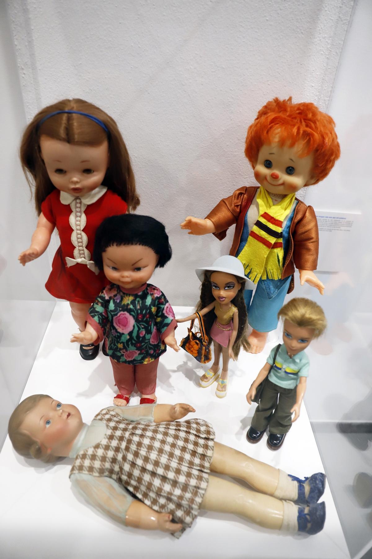 Muñecas de varias generaciones, desde al Mariquita Pérez a las Bratz.