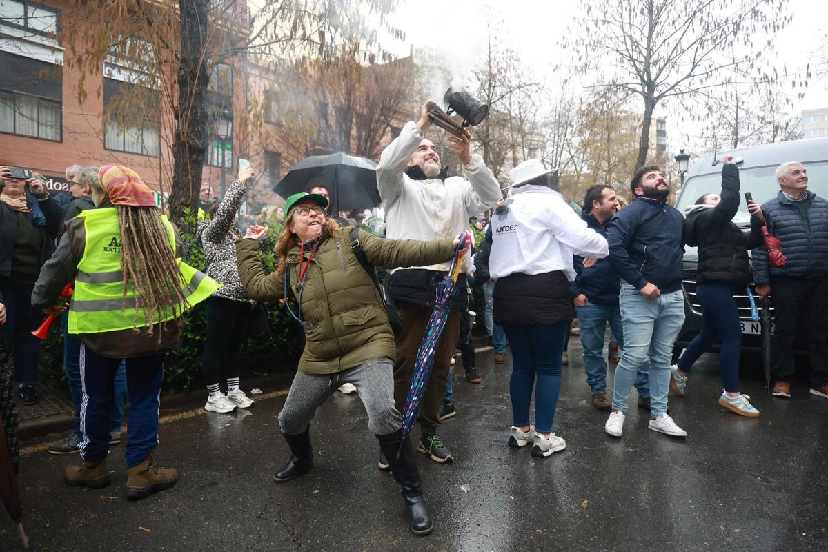 Lanzando huevos contra la fachada de la Subdelegación del Gobierno, al final de la protesta.