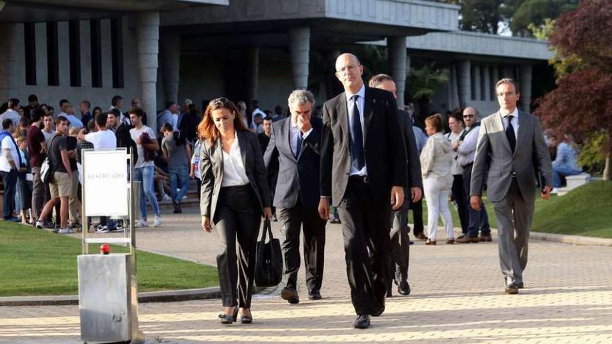 El presidente de Renfe, Pablo Vázquez (centro), y la directora general de Operaciones, Berta Barrero. // M.C.