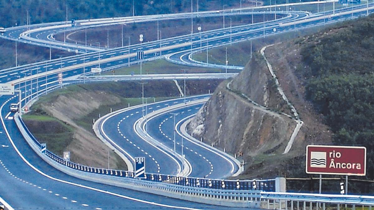 Autovía A28 a su paso por el río Âncora, poco antes de llegar a la frontera gallega.