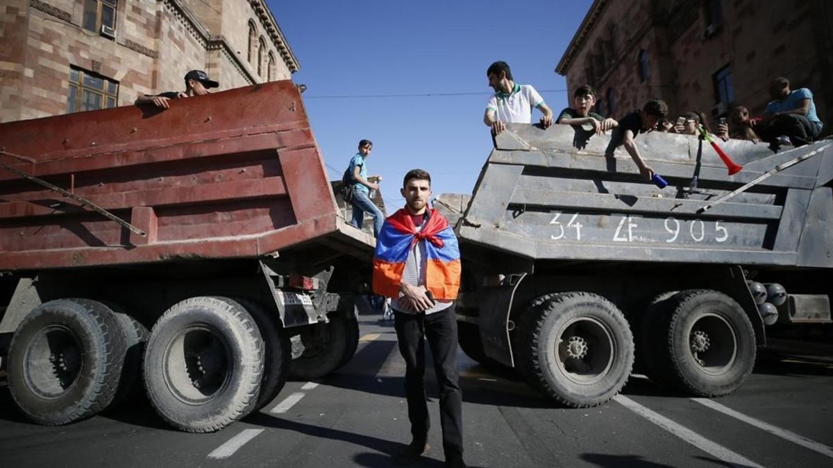 zentauroepp43154445 armenian opposition supporters block the road after protest 180502175429