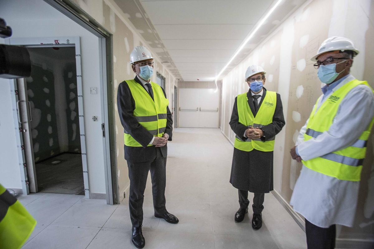 Visita de Puig a la ampliación de urgencias del Hospital de Alicante