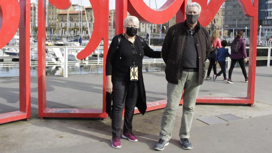 Claudia y Costanzo Malagola, ayer en &quot;las letronas&quot; de Gijón.