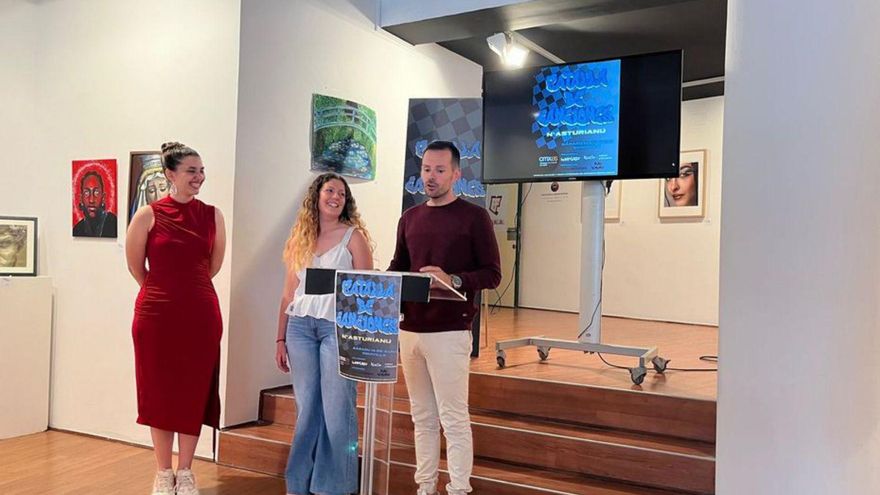 Por la izquierda, Alma Hidalgo, Yurena Sabio y Carlos Llaca, director de Juventud del Ayuntamiento, en la sede del Conseyu de Mocedá. | C. T.