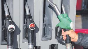 Imagen de archivo de un usuario repostando su vehículo.