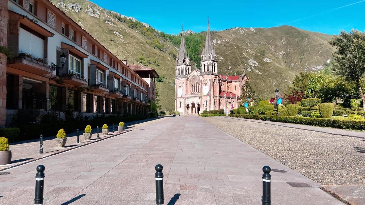 La explanada de la basílica de Covadonga, a media tarde de este lunes, vacía.