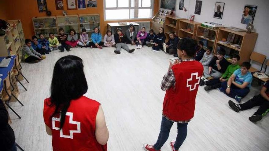 Integrantes de Cruz Roja, con alumnos de O Foxo. // Bernabé/Luimsy