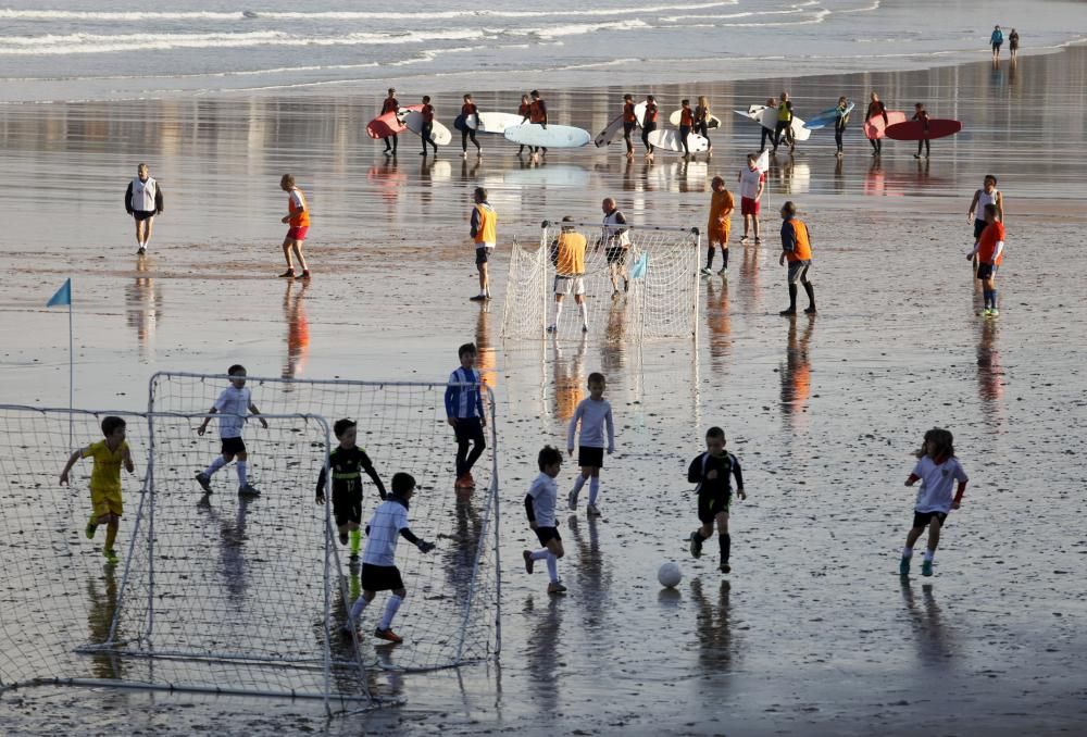 Torneo de Navidad de fútbol playa para niños en la playa de San Lorenzo