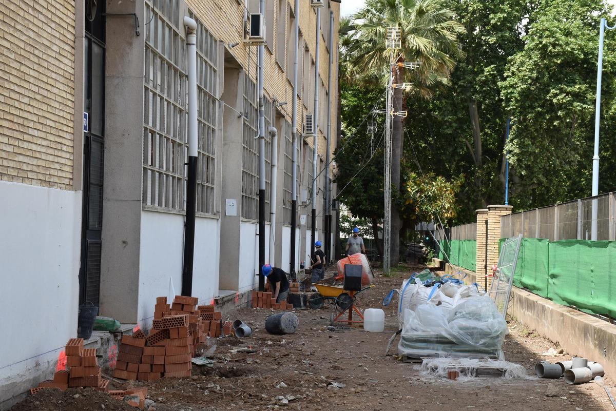 Operarios trabajando en las obras del CIPFP La Costera el pasado mes de mayo, tras el inicio de la actuación.