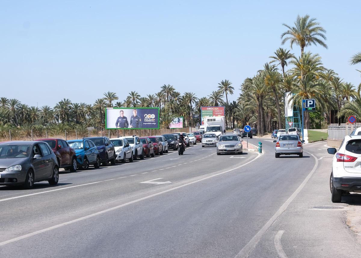 Los arcenes de la carretera junto al Hospital General de Elche están llenos de coches aparcados