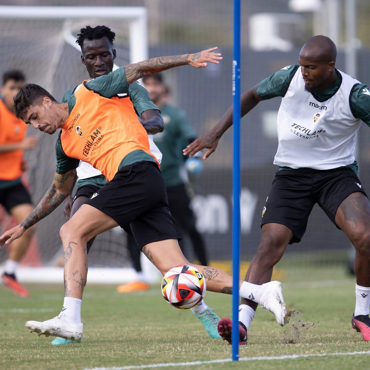 Gervane Kastaneer pugna por la pelota durante un entrenamiento.