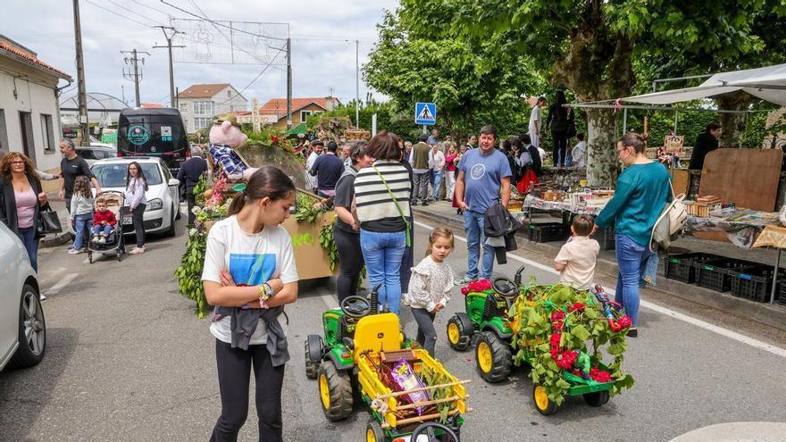 Carros llenos de flores y un tinto a la salud de San Isidro Labrador en Caleiro