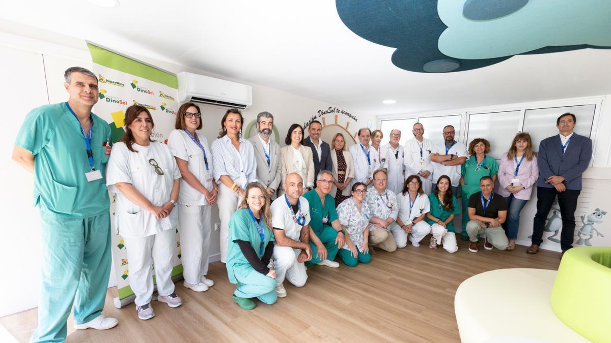Foto de familia en la nueva sala ubicada en la plana de Pediatría.