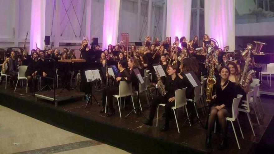 La banda de música formada integramente por mujeres, ayer en el Gaiás, después de su concierto.