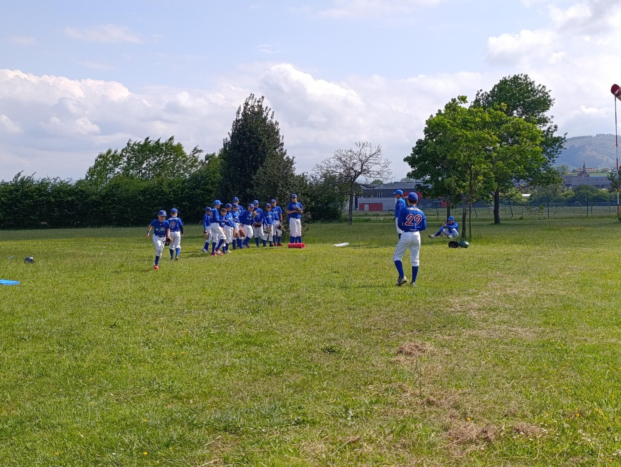 El campeonato Europeo de la Pony League de Béisbol batea en Llanera
