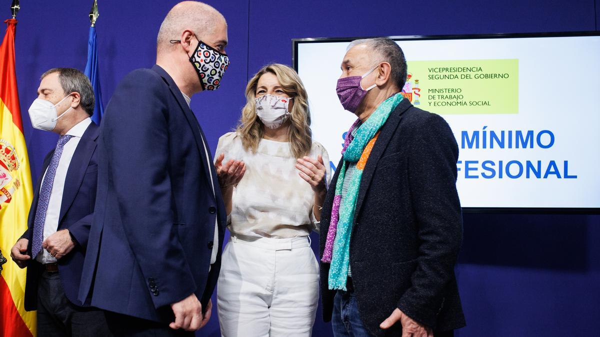 La vicepresidenta segunda Yolanda Díaz, entre los líderes de CCOO y UGT cuando anunciaron el pacto para la subida del Salario Mínimo.