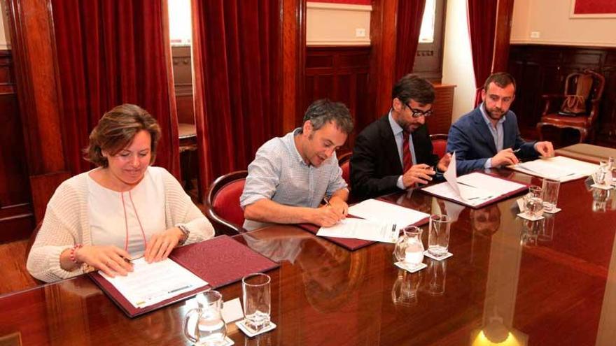 El alcalde Xulio Ferreiro y representantes de Vodafone, Orange y Telefónica en la firma de convenio para ocultar el tendido eléctrico aéreo.