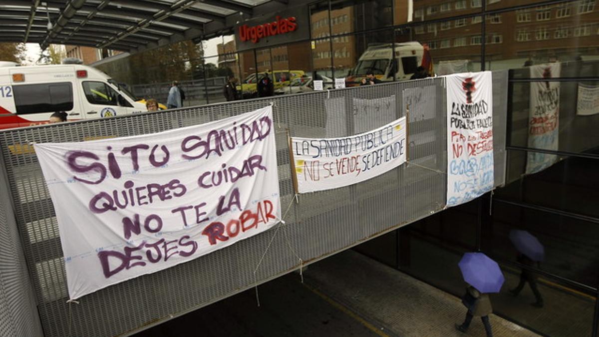 Unas pancartas cuelgan en el exterior del servicio de Urgencias del Hospital Clínico San Carlos de Madrid.