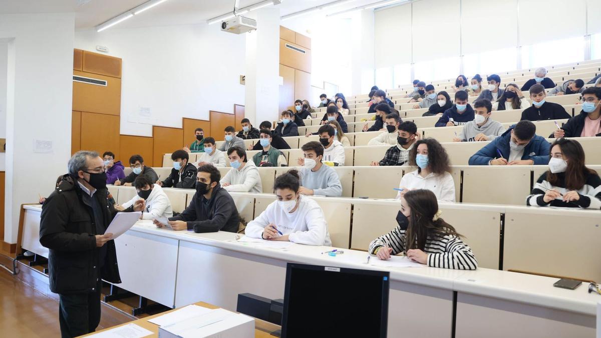 El catedrático Rafael Vallejo, ayer, durante el examen de la asignatura de Historia Económica, en la Facultad de Económicas. |   // ALBA VILLAR