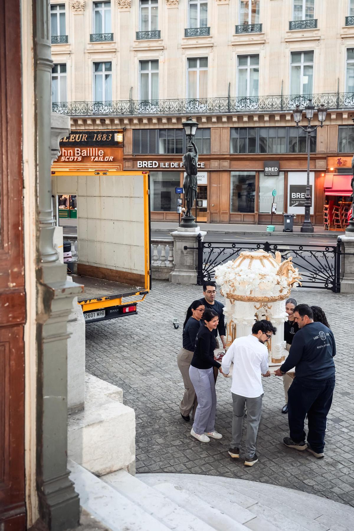 Llegada de la tarta a la Ópera Garnier de París desde Esparreguera (Barcelona)