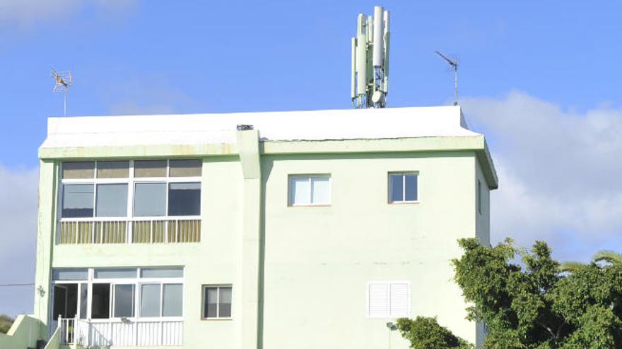 Detalle de una antena de telefonía instalada en la capital.
