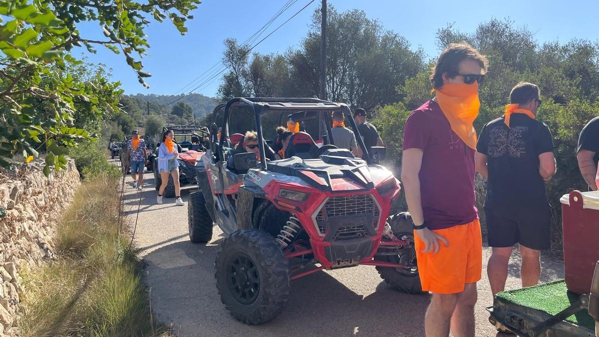 Así han cortado un camino los vecinos de Son Macià para impedir el paso de una excursión de 'buggies'.